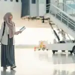 Kenapa Penting Tahu Ukuran Koper Kabin Sebelum Terbang liburan bawa koper masuk kabin pesawat